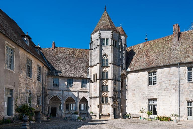 Vue sud depuis l'entrée de la cour © Jérôme Mongreville / Région Bourgogne-Franche-Comté, Inventaire du patrimoine - 2013