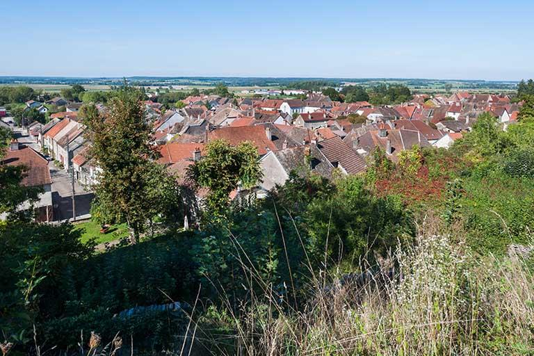 Vue de la ville basse depuis le château © Jérôme Mongreville / Région Bourgogne-Franche-Comté, Inventaire du patrimoine - 2013
