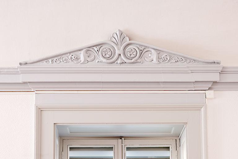 Détail du décor surmontant la baie © Jérôme Mongreville / Région Bourgogne-Franche-Comté, Inventaire du patrimoine - 2013