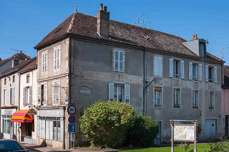 Ancien hôtel du Cheval Blanc © Jérôme Mongreville / Région Bourgogne-Franche-Comté, Inventaire du patrimoine - 2013 Ancien hôtel du Cheval Blanc © Jérôme Mongreville / Région Bourgogne-Franche-Comté, Inventaire du patrimoine - 2013