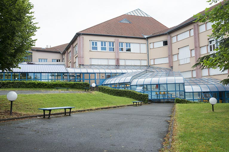 Façade nord de l'externat, passages couverts vers le bâtiment d'enseignement scientifique au nord et à l'est vers la restauration © Mary Ruffinoni / Région Bourgogne-Franche-Comté, Inventaire du patrimoine - 2013