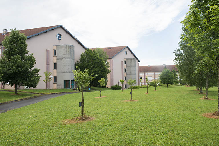 Les pignons sud-ouest de l'externat d'enseignement scientifique avec leurs cages d'escaliers en béton. © Mary Ruffinoni / Région Bourgogne-Franche-Comté, Inventaire du patrimoine - 2013