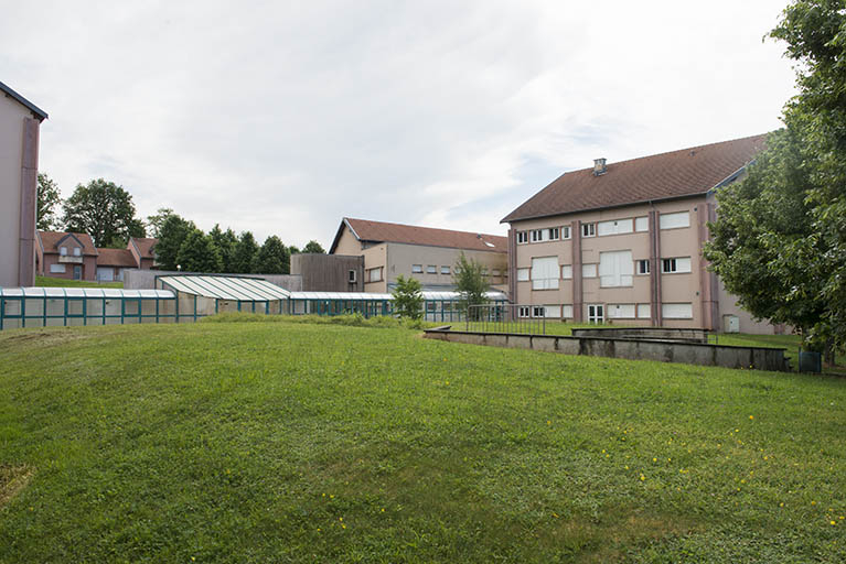 ESpaces et couloirs abrités de circulation entre les internats et les externats. © Mary Ruffinoni / Région Bourgogne-Franche-Comté, Inventaire du patrimoine - 2013