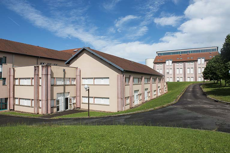 Angle sud-est du bâtiment d'enseignement scientifique et façade antérieure de l'internat. © Mary Ruffinoni / Région Bourgogne-Franche-Comté, Inventaire du patrimoine - 2013