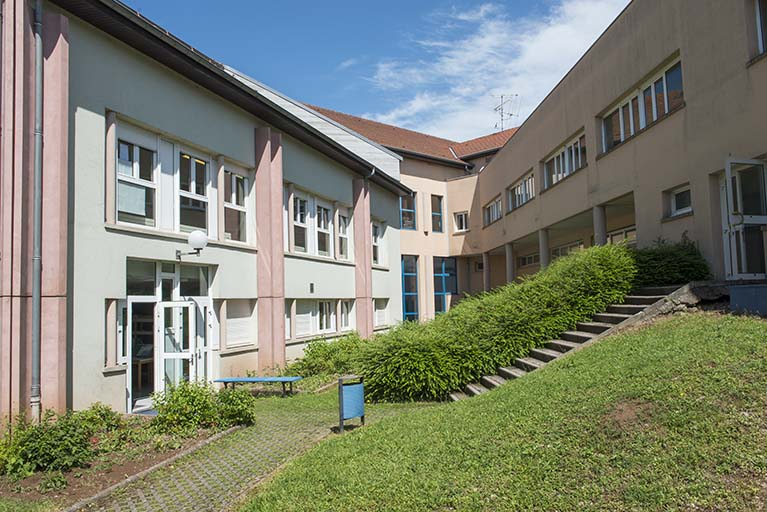 Façade postérieure est du centre de documentation et d'information et façade ouest du bâtiment d'enseignement technologique hôtelier. © Mary Ruffinoni / Région Bourgogne-Franche-Comté, Inventaire du patrimoine - 2013