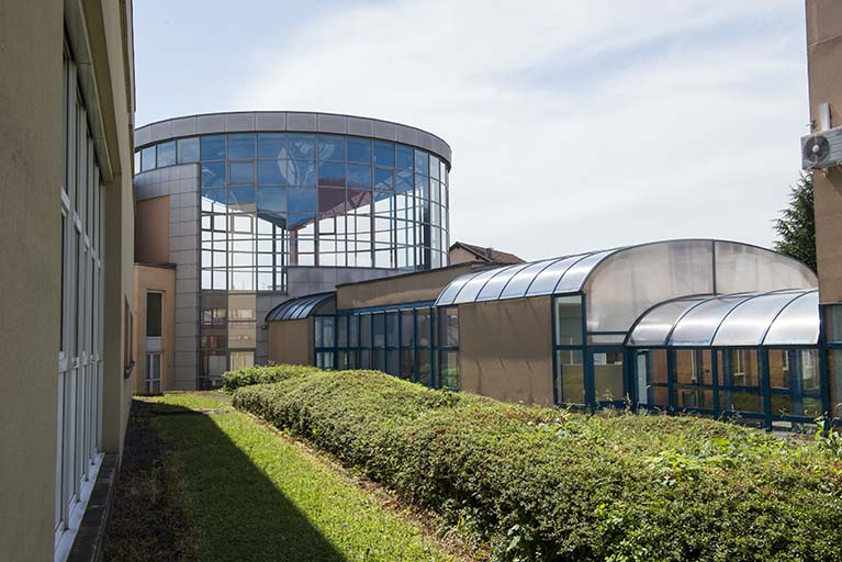 Façade postérieure de la tour d'entréee et couloirs abrités. © Mary Ruffinoni / Région Bourgogne-Franche-Comté, Inventaire du patrimoine - 2013