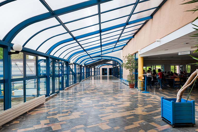 circulation intérieure et accès à la cafétéria. © Jérôme Mongreville / Région Bourgogne-Franche-Comté, Inventaire du patrimoine - 2013