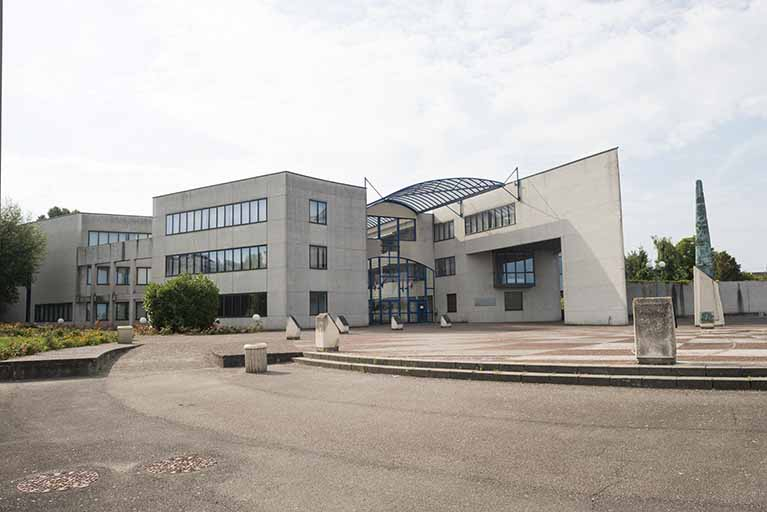 L'entrée, la place parvis et son horloge solaire. © Mary Ruffinoni / Région Bourgogne-Franche-Comté, Inventaire du patrimoine - 2013