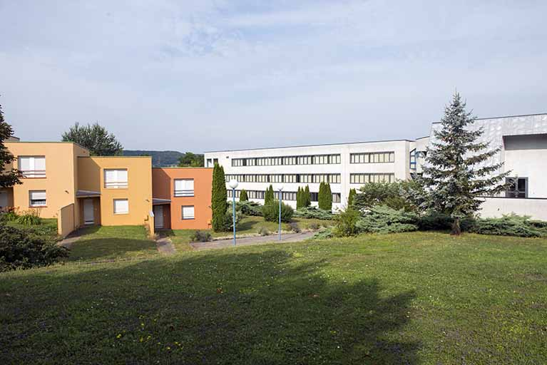 Façades antérieures est des logements et façade postérieure sud-est du lycée. © Mary Ruffinoni / Région Bourgogne-Franche-Comté, Inventaire du patrimoine - 2013