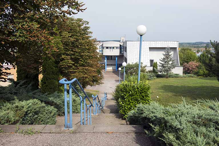 Escalier desservant les façades sud-est du lycée et les façades antérieures est des logements. © Mary Ruffinoni / Région Bourgogne-Franche-Comté, Inventaire du patrimoine - 2013