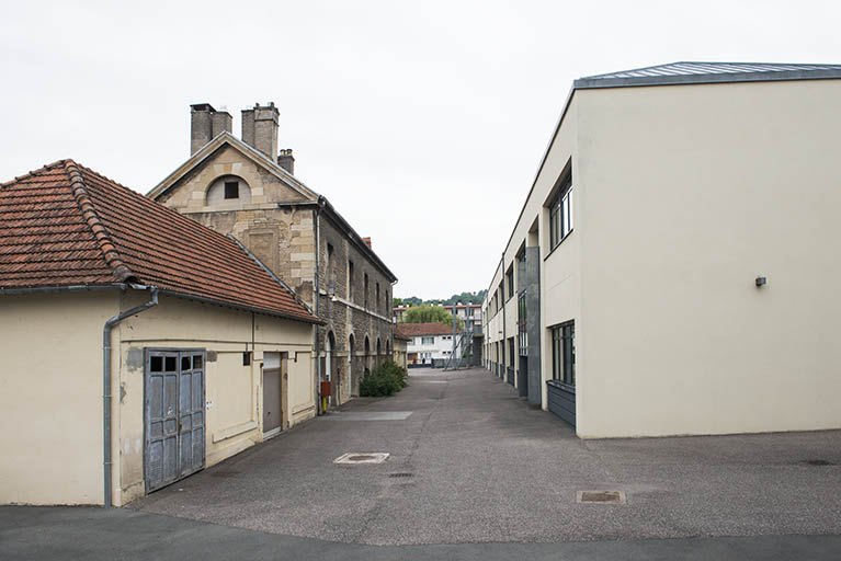 Pignons sud de l'atelier des agents, à l'ouest et de l'externat, à l'est. © Mary Ruffinoni / Région Bourgogne-Franche-Comté, Inventaire du patrimoine - 2013