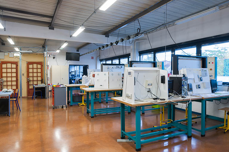 Dans l'atelier froid, climatisation et domotique. © Jérôme Mongreville / Région Bourgogne-Franche-Comté, Inventaire du patrimoine - 2013