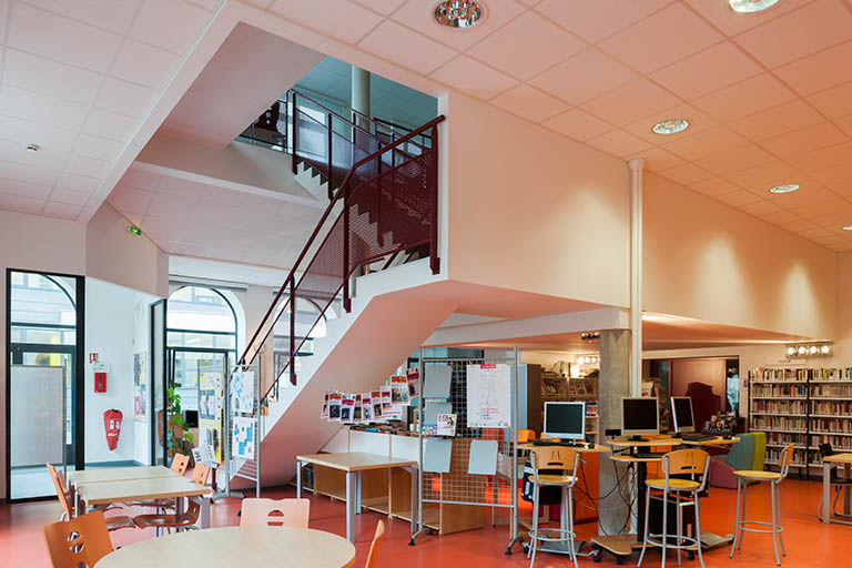 Dans le centre de documentation et d'information. © Jérôme Mongreville / Région Bourgogne-Franche-Comté, Inventaire du patrimoine - 2013