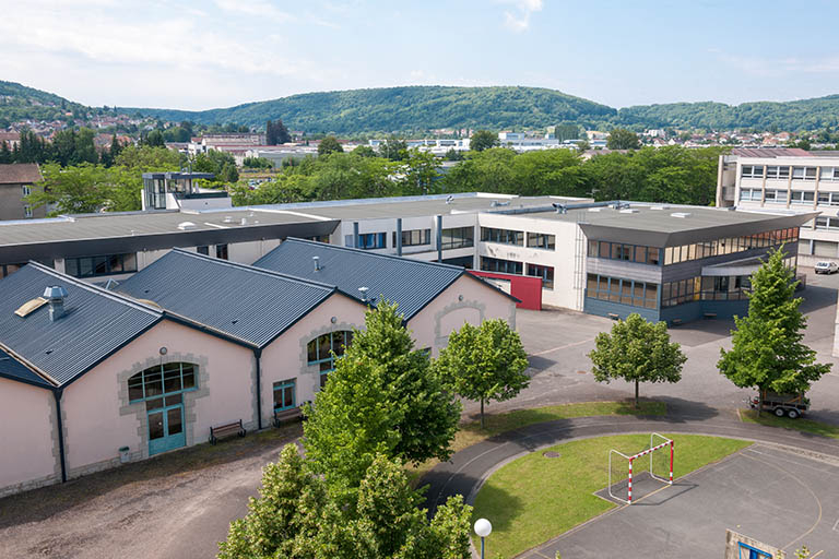 Sud-ouest de la cour et façades nord intérieure des ateliers. © Jérôme Mongreville / Région Bourgogne-Franche-Comté, Inventaire du patrimoine - 2013