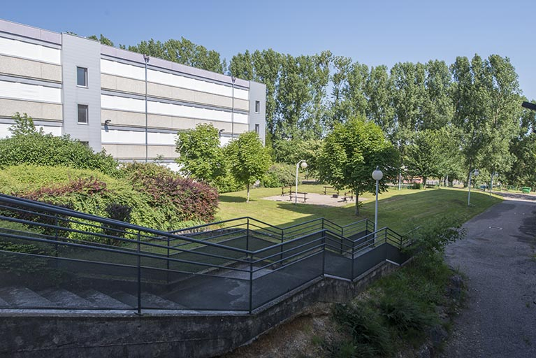 Espaces verts et de circulation, entre l'internat affecté au lycée Munier (B) et l'externat et internat nord. © Mary Ruffinoni / Région Bourgogne-Franche-Comté, Inventaire du patrimoine - 2013 Espaces verts et de circulation, entre l'internat affecté au lycée Munier (B) et l'externat et internat nord. © Mary Ruffinoni / Région Bourgogne-Franche-Comté, Inventaire du patrimoine - 2013