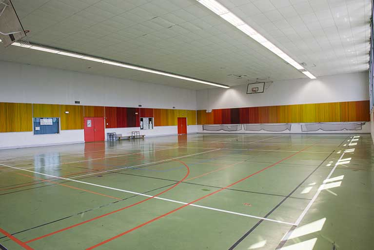 Vue intérieure du gymnase. © Mary Ruffinoni / Région Bourgogne-Franche-Comté, Inventaire du patrimoine - 2013 Vue intérieure du gymnase. © Mary Ruffinoni / Région Bourgogne-Franche-Comté, Inventaire du patrimoine - 2013