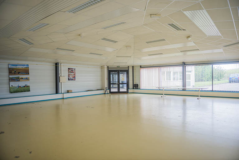 Dans la halle d'exposition.  © Mary Ruffinoni / Région Bourgogne-Franche-Comté, Inventaire du patrimoine - 2013