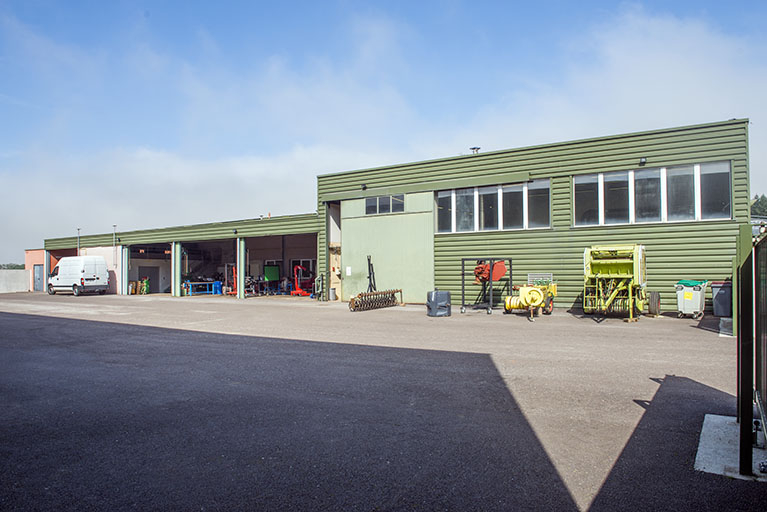 Façade antérieure sud de la halle d'agroéquipement. © Mary Ruffinoni / Région Bourgogne-Franche-Comté, Inventaire du patrimoine - 2013