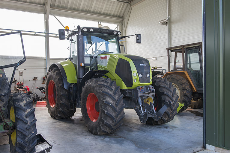 Matériel pédagogique de mécanique : tracteur.  © Mary Ruffinoni / Région Bourgogne-Franche-Comté, Inventaire du patrimoine - 2013