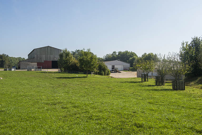 Vue d'ensemble des façades ouest des bâtiments d'exploitation. © Mary Ruffinoni / Région Bourgogne-Franche-Comté, Inventaire du patrimoine - 2013