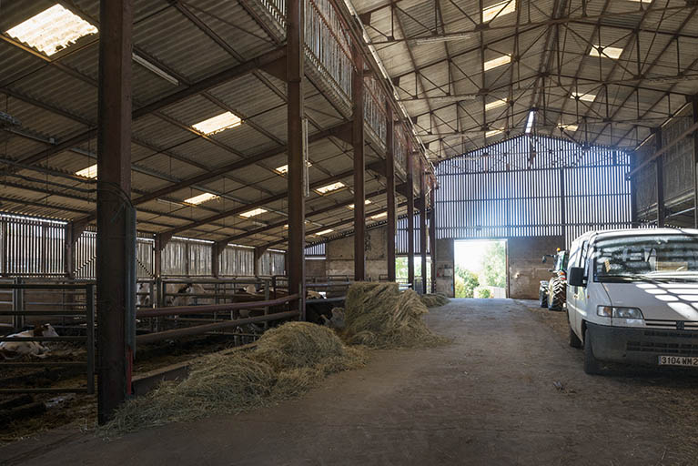 Vue intérieure du bâtiment d'exploitation, d'élevage ovin et bovin. © Mary Ruffinoni / Région Bourgogne-Franche-Comté, Inventaire du patrimoine - 2013