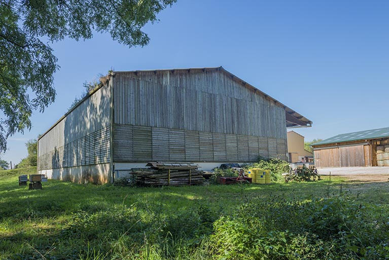 Angle sud-est du hangar à fourrage sud-est et ruches au sud. © Mary Ruffinoni / Région Bourgogne-Franche-Comté, Inventaire du patrimoine - 2013