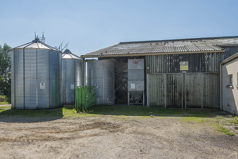 Angle nord-est du bâtiment de production laitière.  © Mary Ruffinoni / Région Bourgogne-Franche-Comté, Inventaire du patrimoine - 2013