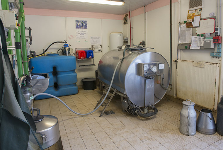 Tank à lait dans le bâtiment de production laitière.  © Mary Ruffinoni / Région Bourgogne-Franche-Comté, Inventaire du patrimoine - 2013