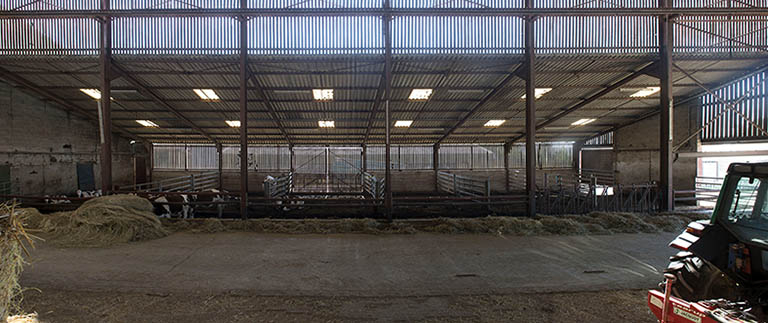 Dans le bâtiment de production laitière. © Mary Ruffinoni / Région Bourgogne-Franche-Comté, Inventaire du patrimoine - 2013