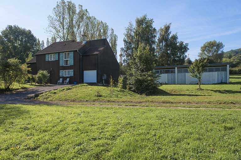 Façades antérieures nord-est du dépôt et du logement du directeur. © Mary Ruffinoni / Région Bourgogne-Franche-Comté, Inventaire du patrimoine - 2013