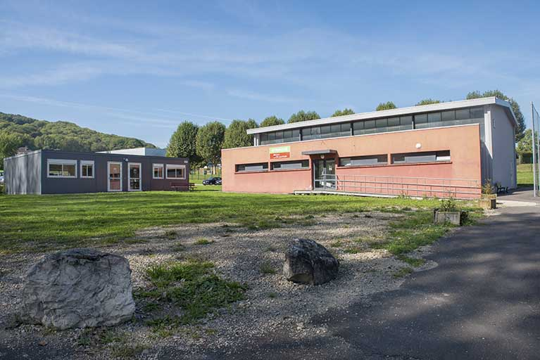 Façade sud-est du gymnase, façade nord-est du préfabriqué ouest. © Mary Ruffinoni / Région Bourgogne-Franche-Comté, Inventaire du patrimoine - 2013