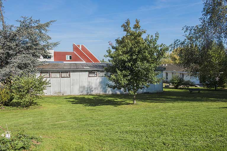 Face sud du préfabriqué sud et angle sud-ouest de la barre de logements de fonction. © Mary Ruffinoni / Région Bourgogne-Franche-Comté, Inventaire du patrimoine - 2013