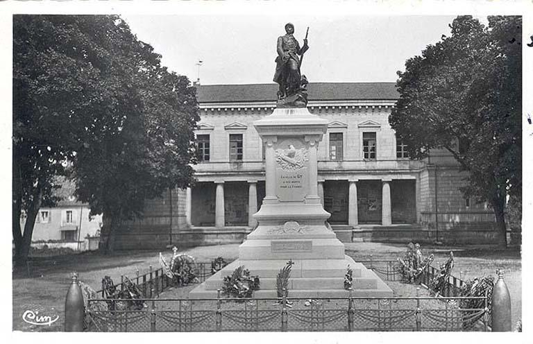 L'hôtel de ville et le monument aux morts © Sabrina Dalibard / Archives départementales de la Haute-Saône - 2013 L'hôtel de ville et le monument aux morts © Sabrina Dalibard / Archives départementales de la Haute-Saône - 2013