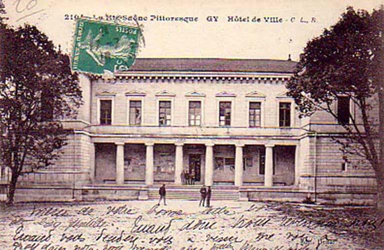L'hôtel de ville sur une carte postale ancienne © Sabrina Dalibard / Archives départementales de la Haute-Saône - 2013
