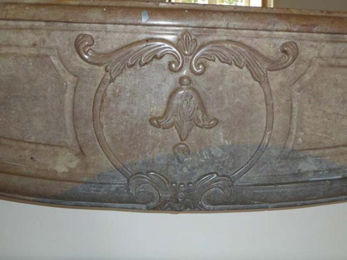 Cheminée en marbre de l'étage, détail © Sabrina Dalibard / Région Bourgogne-Franche-Comté, Inventaire du patrimoine - 2013