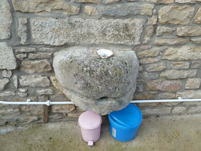 "Goulotte" d'évacuation de l'évier intérieur © Sabrina Dalibard / Région Bourgogne-Franche-Comté, Inventaire du patrimoine - 2013 "Goulotte" d'évacuation de l'évier intérieur © Sabrina Dalibard / Région Bourgogne-Franche-Comté, Inventaire du patrimoine - 2013