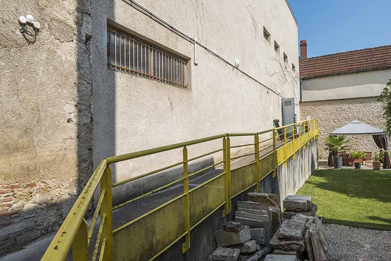 Façade est et organe de circulation extérieure de la cantine. © Mary Ruffinoni / Région Bourgogne-Franche-Comté, Inventaire du patrimoine - 2013