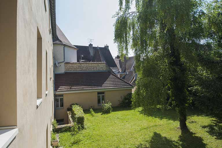 Angle nord-est du jardin, façades ouest du bâtiment des archives, façade sud du bâtiment d'administration. © Mary Ruffinoni / Région Bourgogne-Franche-Comté, Inventaire du patrimoine - 2013