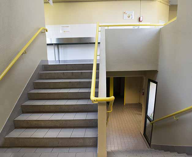 Escalier dans la cantine. © Mary Ruffinoni / Région Bourgogne-Franche-Comté, Inventaire du patrimoine - 2013