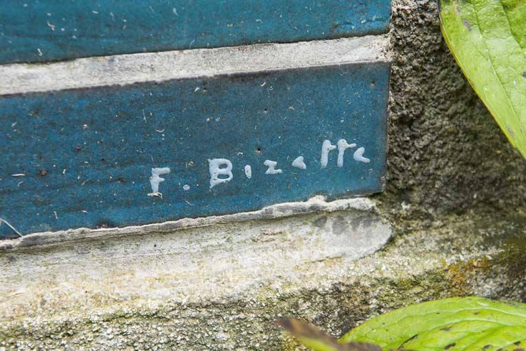 Signature de Bizette. Détail de la façade sur rue. © Mary Ruffinoni / Région Bourgogne-Franche-Comté, Inventaire du patrimoine - 2013