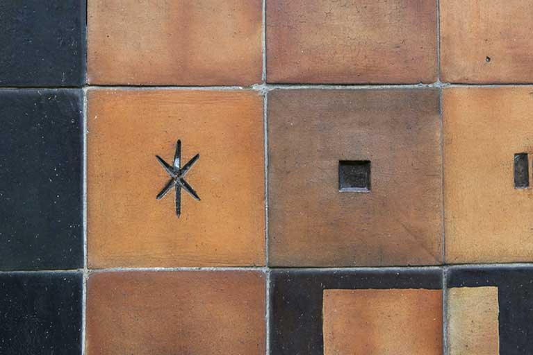 Oeuvre de Bizette. Détail de la façade sur rue. © Mary Ruffinoni / Région Bourgogne-Franche-Comté, Inventaire du patrimoine - 2013