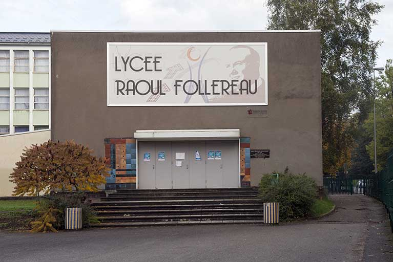 L'oeuvre autour de la porte d'entrée de la salle Follereau. © Mary Ruffinoni / Région Bourgogne-Franche-Comté, Inventaire du patrimoine - 2013