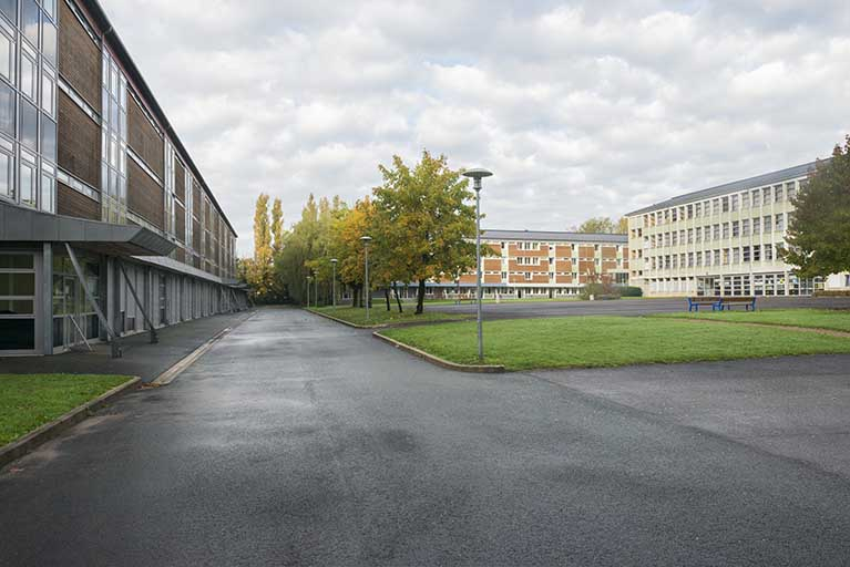 Cour sud et façade nord de l'externat de cours généraux et du pôle sanitaire. © Mary Ruffinoni / Région Bourgogne-Franche-Comté, Inventaire du patrimoine - 2013