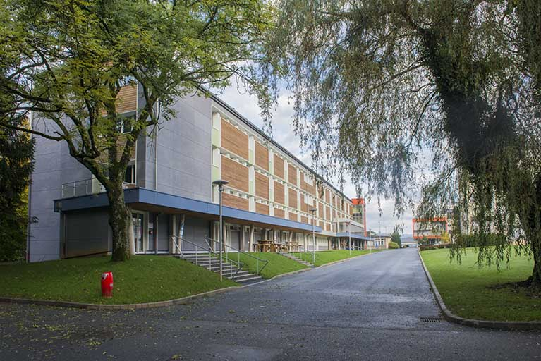 Angle sud-est et façade est de l'externat et internat de filles et vue sur le pôle scientifique. © Mary Ruffinoni / Région Bourgogne-Franche-Comté, Inventaire du patrimoine - 2013