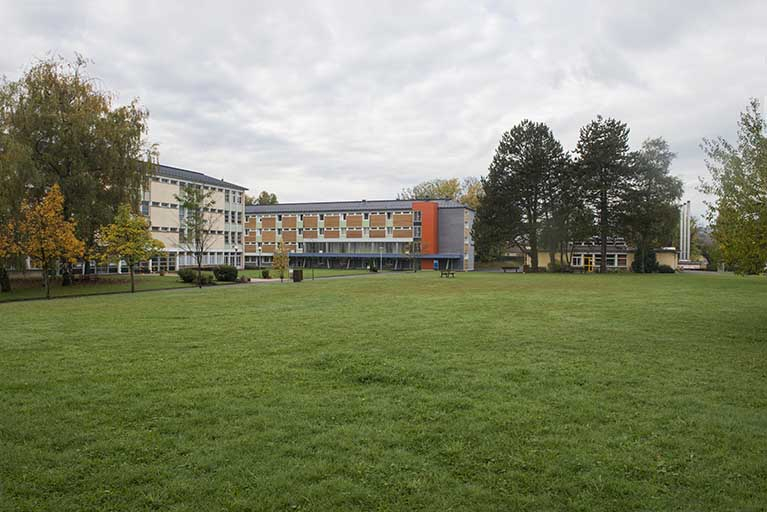 Grande cour centrale, façade nord du pôle tertiaire, façade est de l'internat de filles, face est de la cantine. © Mary Ruffinoni / Région Bourgogne-Franche-Comté, Inventaire du patrimoine - 2013