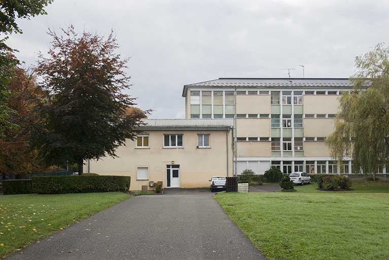 Angle est de la façade nord du pôle tertiaire et pignon nord de l'administration sud. © Mary Ruffinoni / Région Bourgogne-Franche-Comté, Inventaire du patrimoine - 2013