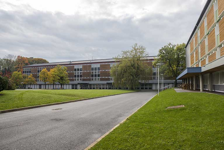 Façade nord de l'externat de cours généraux et du pôle sanitaire, façade est de l'externat internat de filles. © Mary Ruffinoni / Région Bourgogne-Franche-Comté, Inventaire du patrimoine - 2013