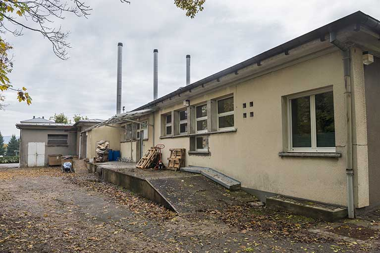 Angle sud-ouest et détail de la façade ouest de la restauration. © Mary Ruffinoni / Région Bourgogne-Franche-Comté, Inventaire du patrimoine - 2013