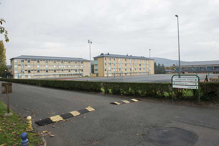 Les façades est et pignons sud des internats de garçons ouest et est, devant le stade. © Mary Ruffinoni / Région Bourgogne-Franche-Comté, Inventaire du patrimoine - 2013