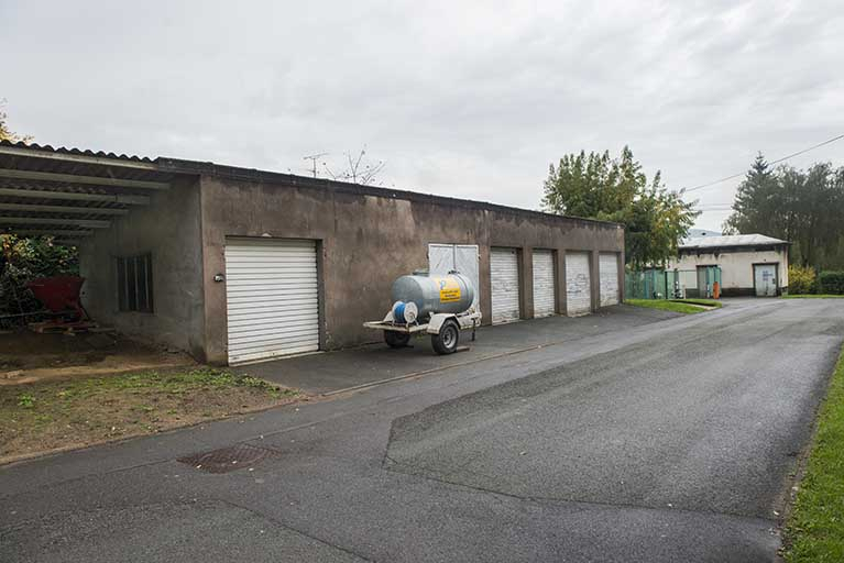 Garages des logements, à l'ouest de l'internat de garçons ouest. © Mary Ruffinoni / Région Bourgogne-Franche-Comté, Inventaire du patrimoine - 2013